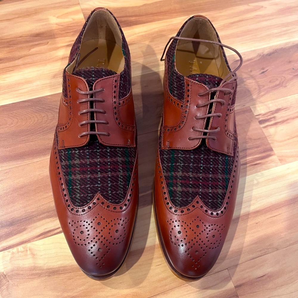 Taft Wallace shoe in Red Plaid. Size 10.5 Men’s. Brand new in box.